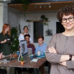 vrouw en haar team