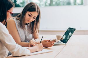 2 vrouwen aan het werk