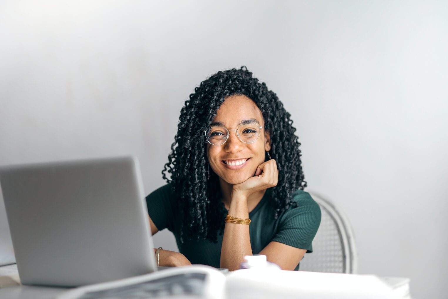 lachende-vrouw-achter-laptop