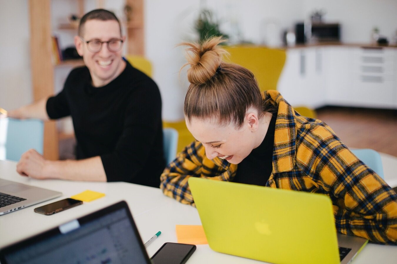 lachende-vrouw-met-collega